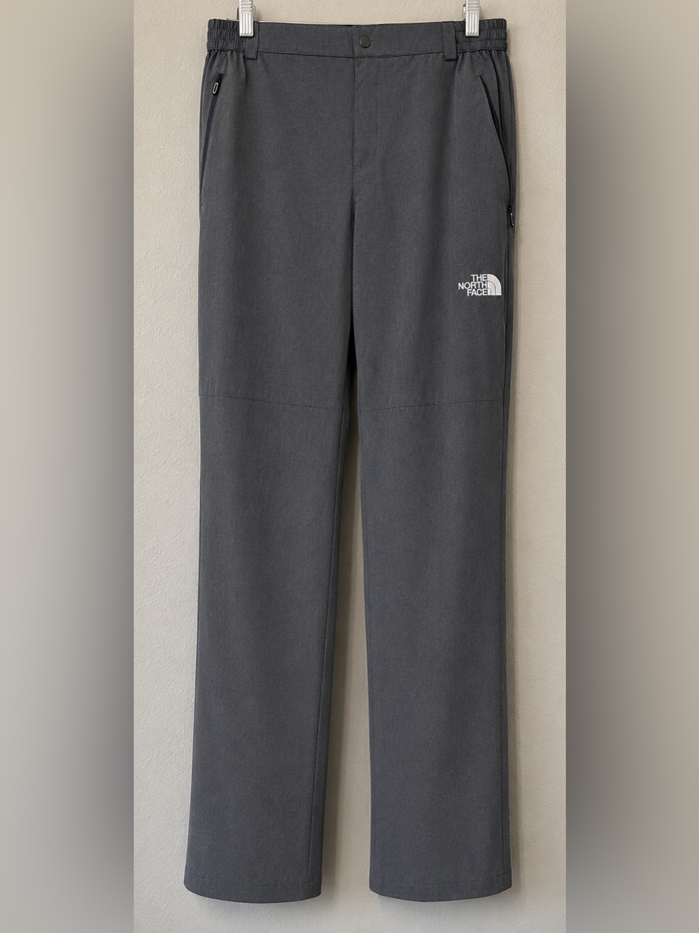 The North Face Men's Gray Verb Light Pants with Articulated knees
SZ LG EUC